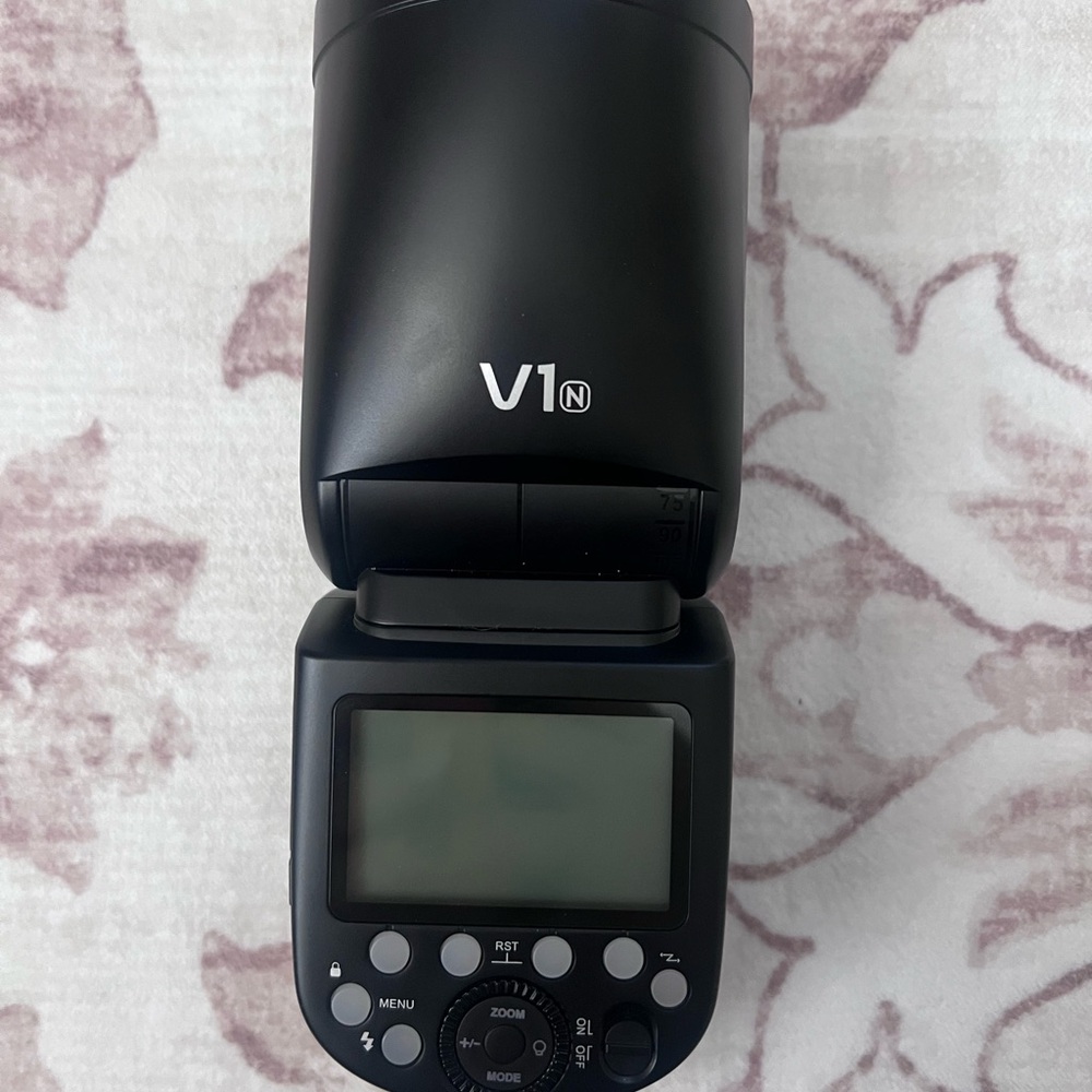 V1N Camera Flash in Black